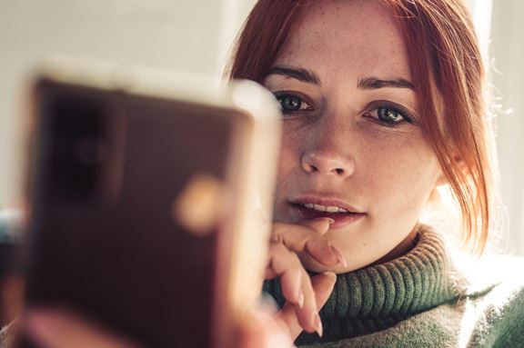 Pojke och flicka springer genom en vattenpöl