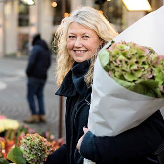 Kvinna med en bukett blommor