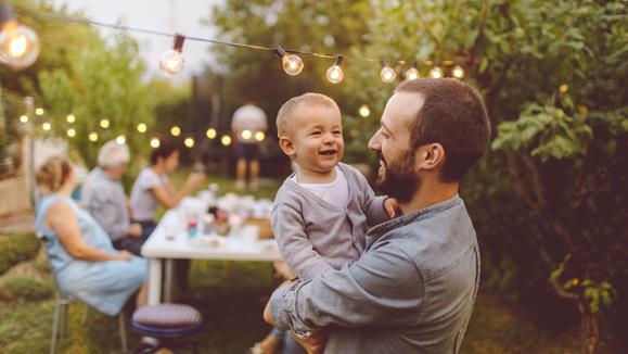 Pappa och son vid en middagsbjudning utomhus